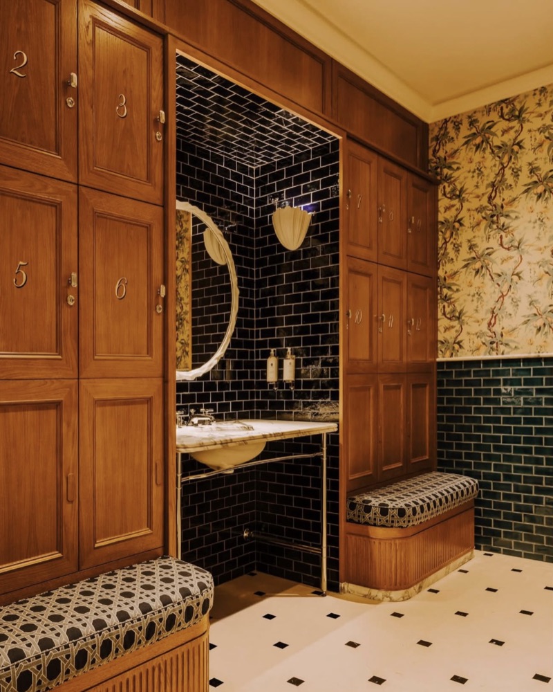 Salle de bain en boiseries et faïence verte, miroir rond
