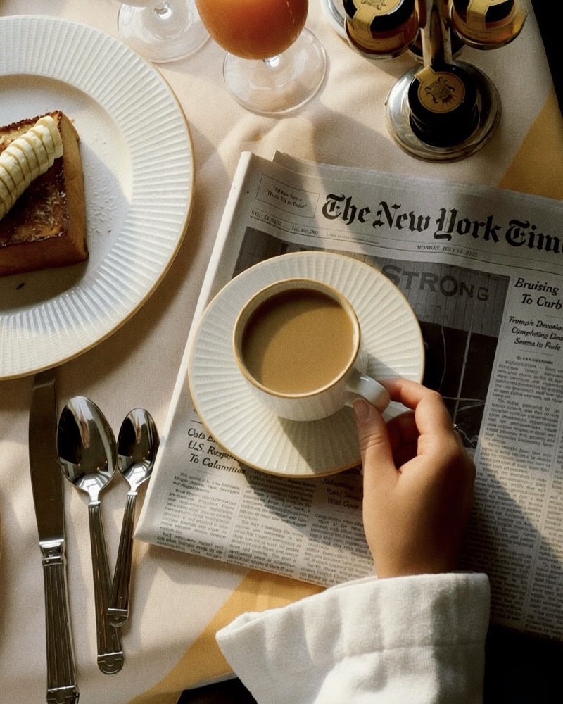 Tasse de café posée sur le journal du matin