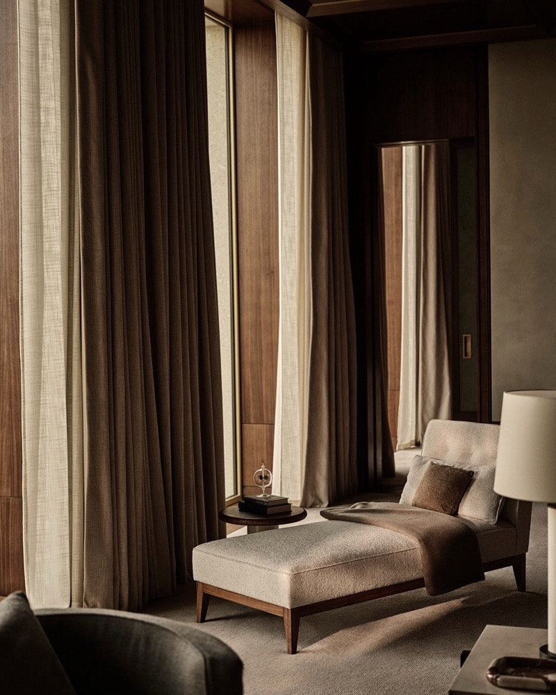 Chaise longue baignée d'une lumière tamisée
