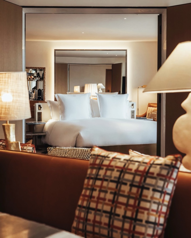 Chambre feutrée, literie bleue et coussins tartan