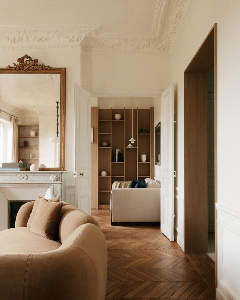 Entrée de suite, miroir doré et fauteuil crème