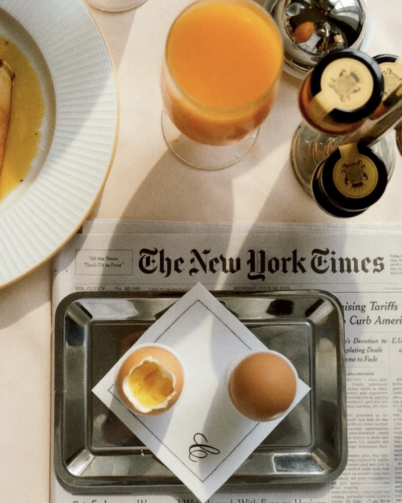 Œuf à la coque et jus d'orange sur plateau d'argent