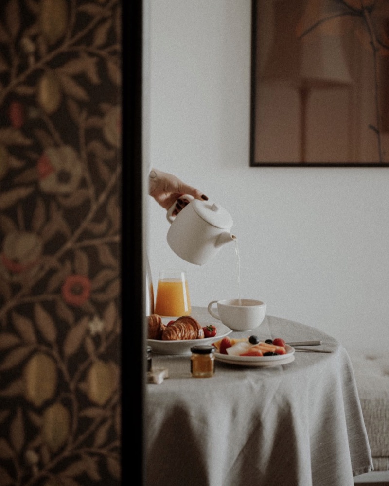 Petit-déjeuner servi devant une tapisserie ancienne