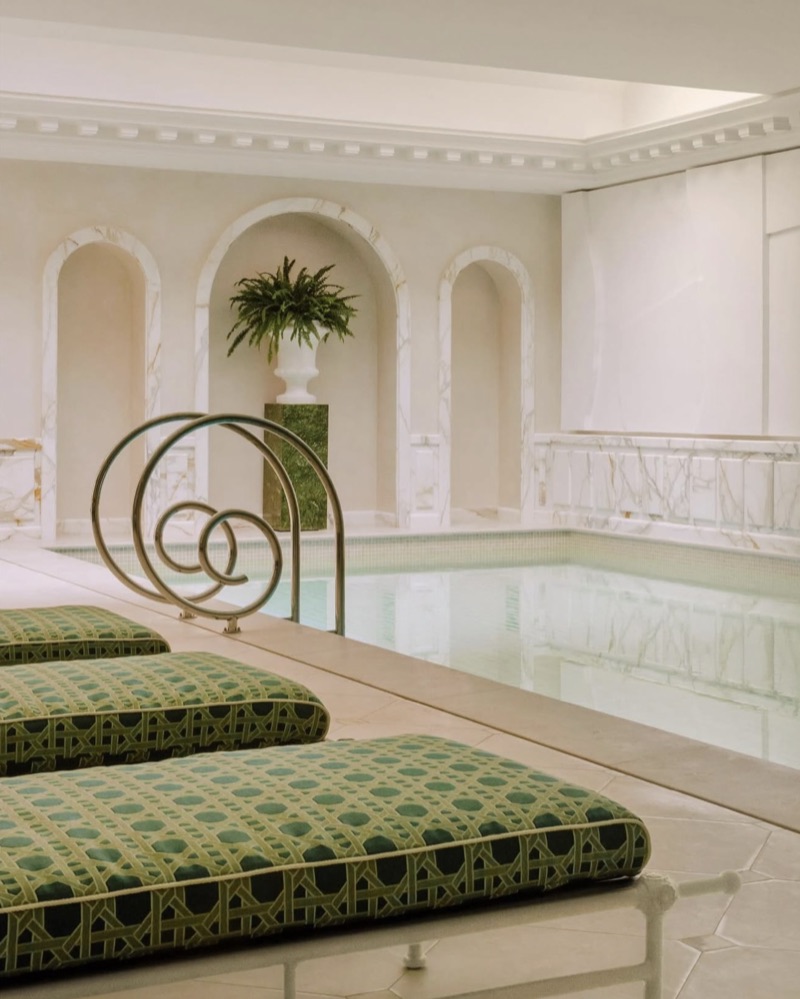 Piscine intérieure sous des arcades blanches