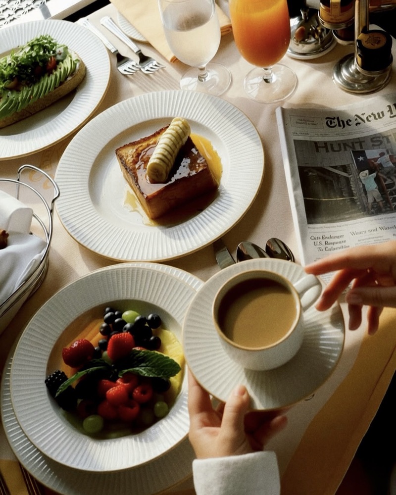 Plateau du matin : gaufre, fruits rouges et café