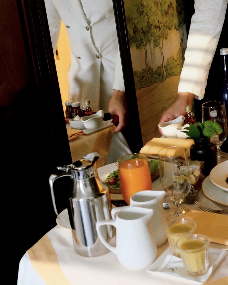 Room service, carafes d'argent et jus pressés