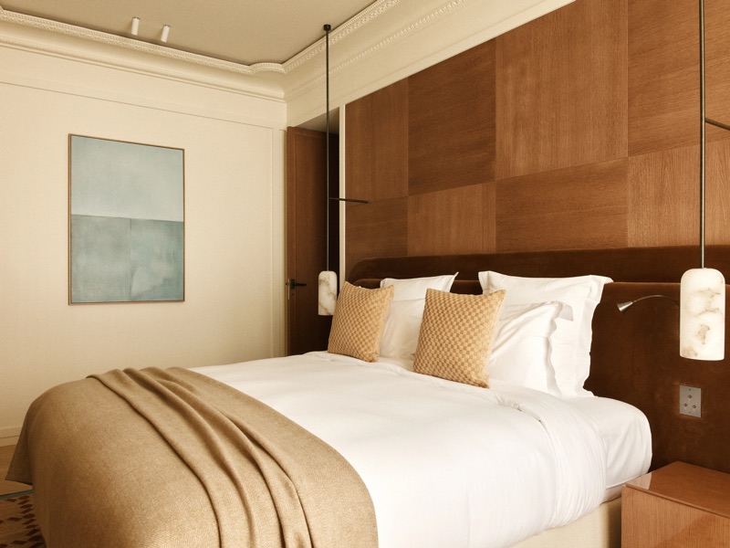 Chambre d’hôtel, tête de lit en chêne et coussins de lin