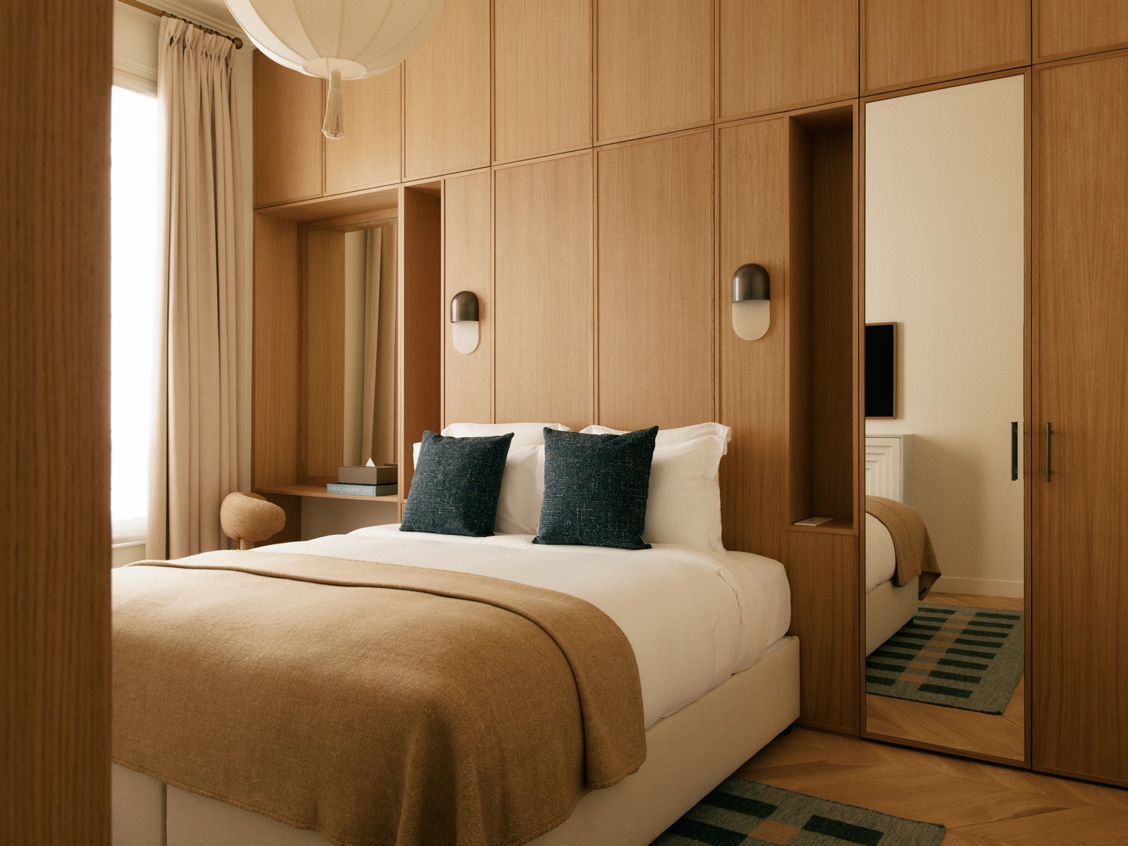 Chambre contemporaine, coussins verts et grand miroir