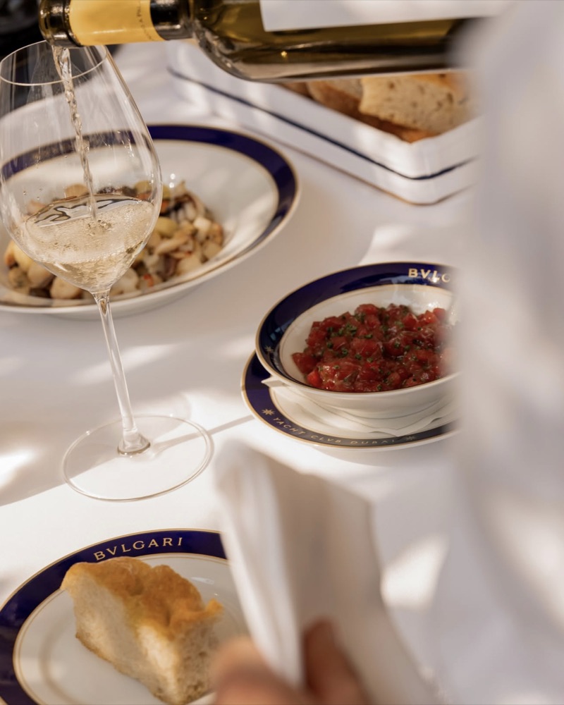 Assiette dressée et verre de vin blanc
