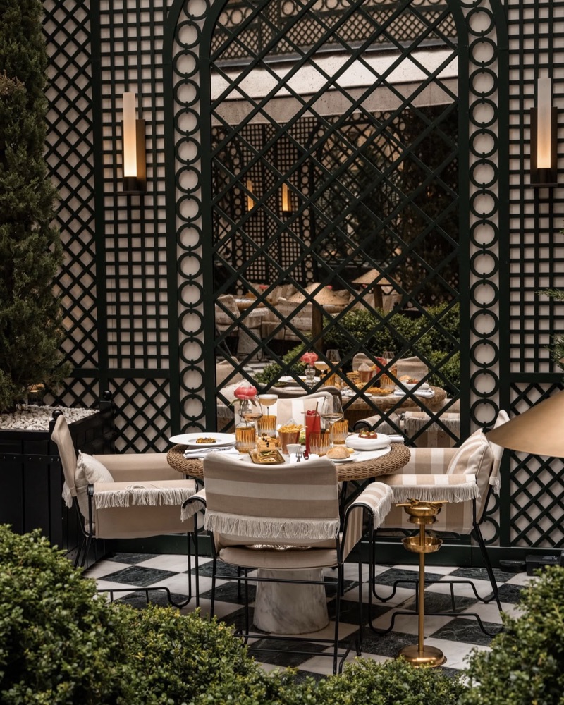 Terrasse jardin sous treillage, table dressée sur sol en damier