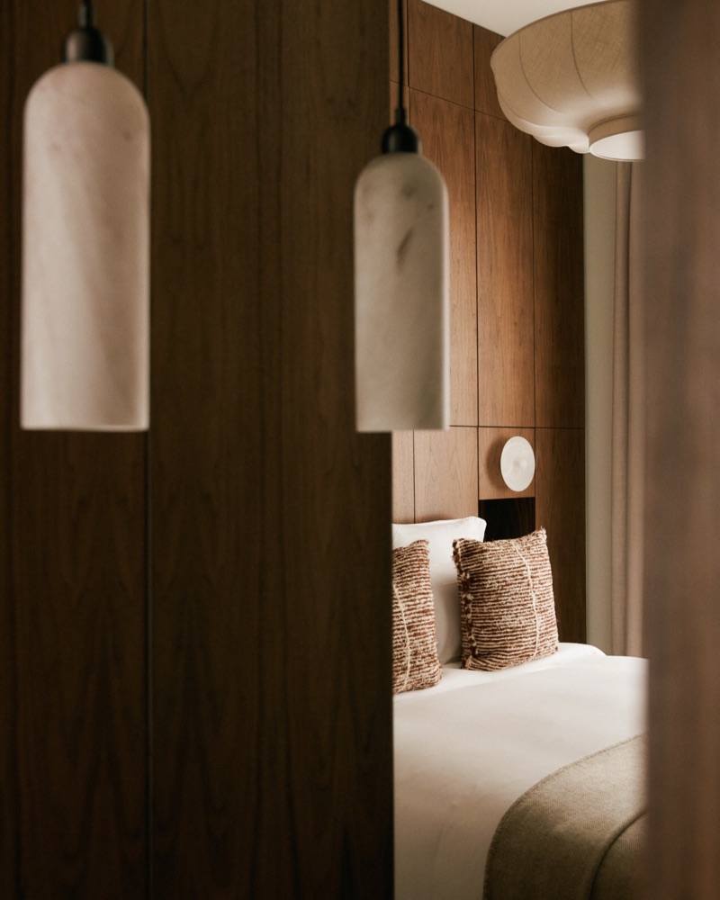 Tête de lit en bois sombre et appliques d'albâtre